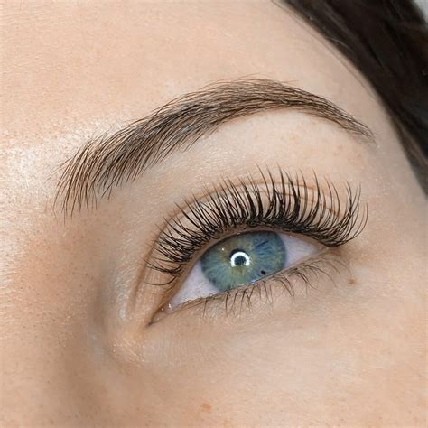 Get the Perfect Set of Lashes with Magic Lashez Glu: A Game-Changer in the Beauty Industry